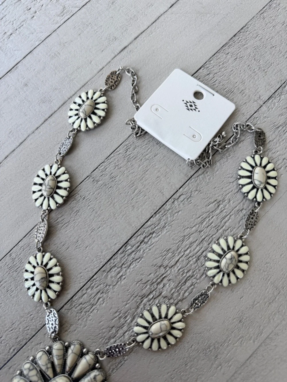 Western Fashion White Howlite Flower Statement Necklace